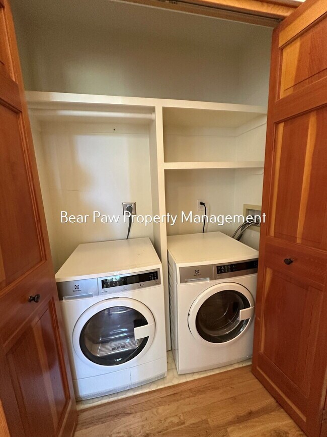 Building Photo - Charming 2-Bed Townhome in North Evergreen!