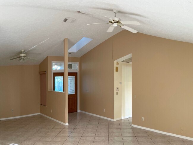 Building Photo - 5400 NW Emblem St