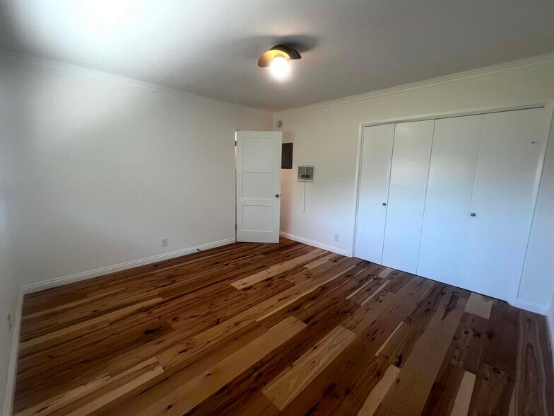 Building Photo - 2520 North Beachwood Drive