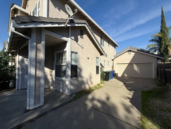 Building Photo - 4 bed 2.5 bath 2 story home available now!