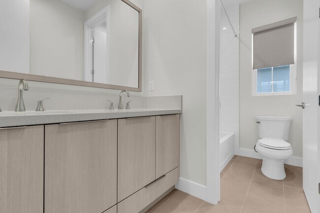 Building Photo - 720 Olivier Dr