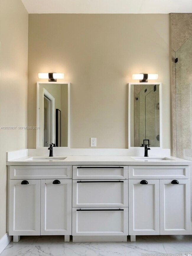 Building Photo - 953 Tanglewood Cir