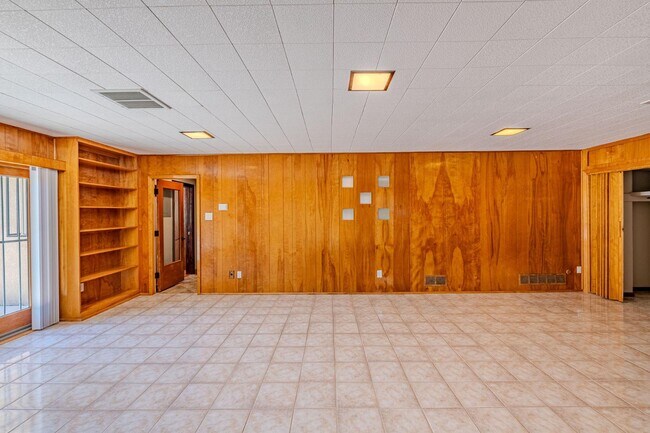 Building Photo - 1518 Wellesley Dr NE