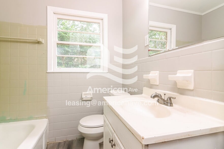 Building Photo - 142 Briardale Ave