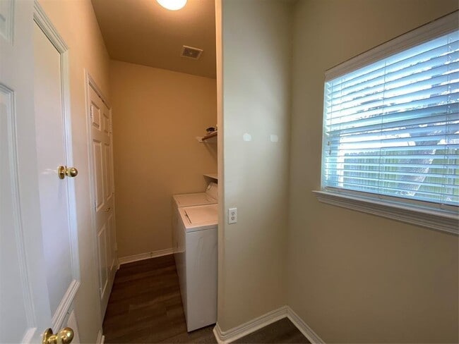 Building Photo - 10011 Sugarvine Ln