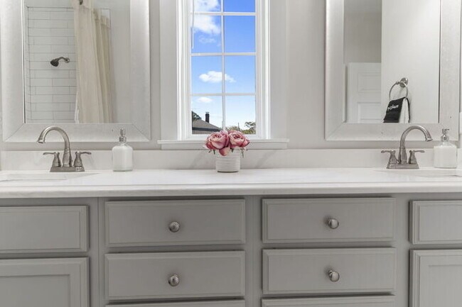 Building Photo - Luxurious 4-Bed Townhouse with Fireplace &...