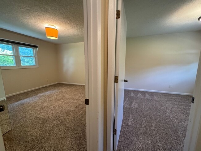 Building Photo - 4 Bedroom 2 Bathroom Home with Convenient Access To I-44!
