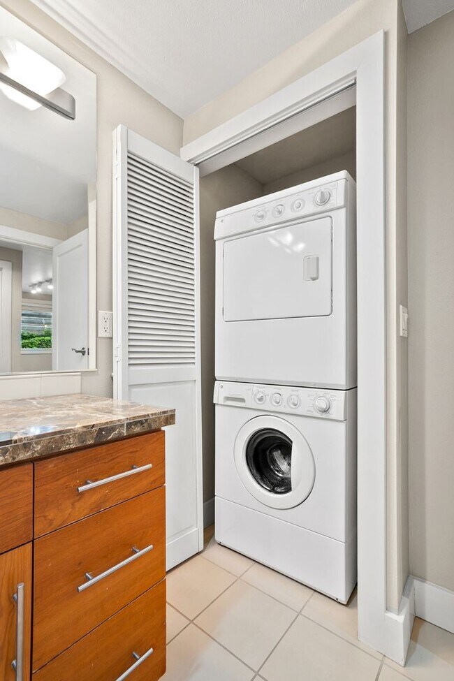 Building Photo - Fabulous Urban Retreat Condo in Celebrated...