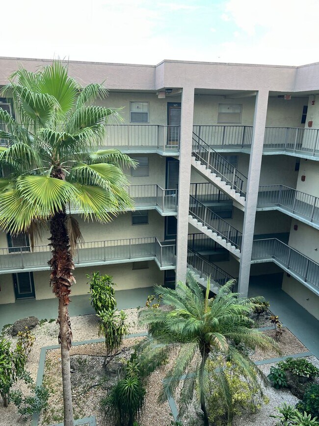 Building Photo - Great unit with pool view, pretty tile flooring.