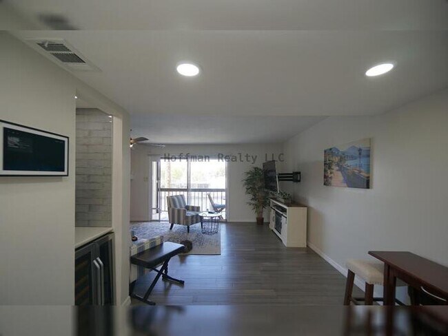 Building Photo - Waterfront 2BR Condo with Private Garage and Water Views in Tampa