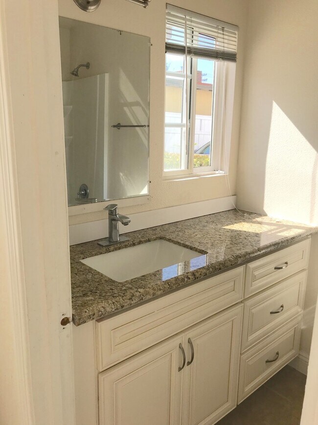 Building Photo - Ground Level Home La Jolla Village! Washer, Dryer, Parking, Upgraded Appliances! Walk to beaches!