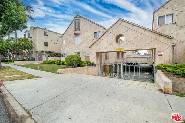 Building Photo - 610 Venice Way