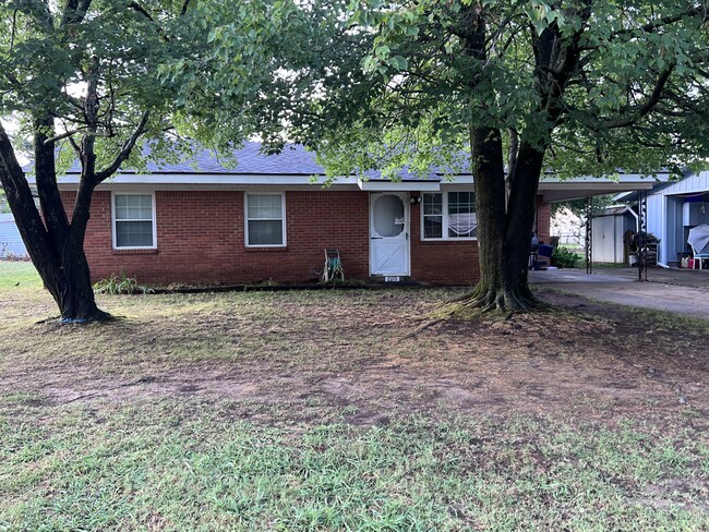 3 bedroom, 1 bath, central heat and air, shaded front and back yard - 208 W Easy St