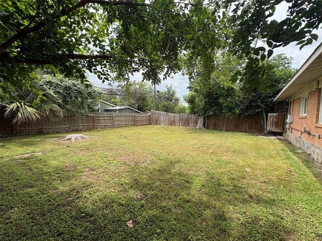 Building Photo - 1307 Corona Dr