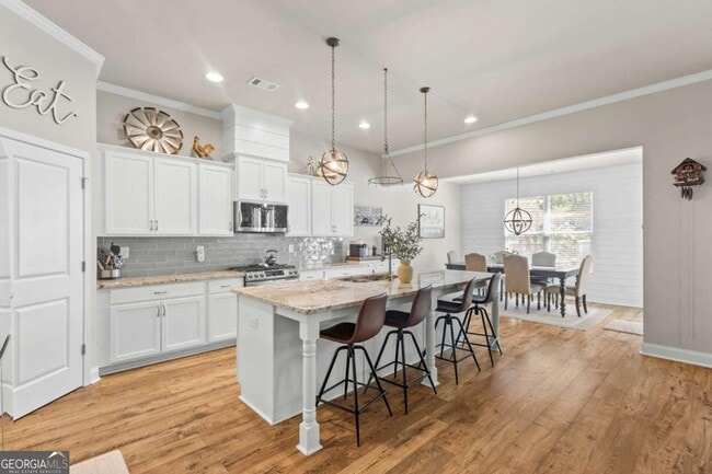 Building Photo - 2121 Charmond Dr