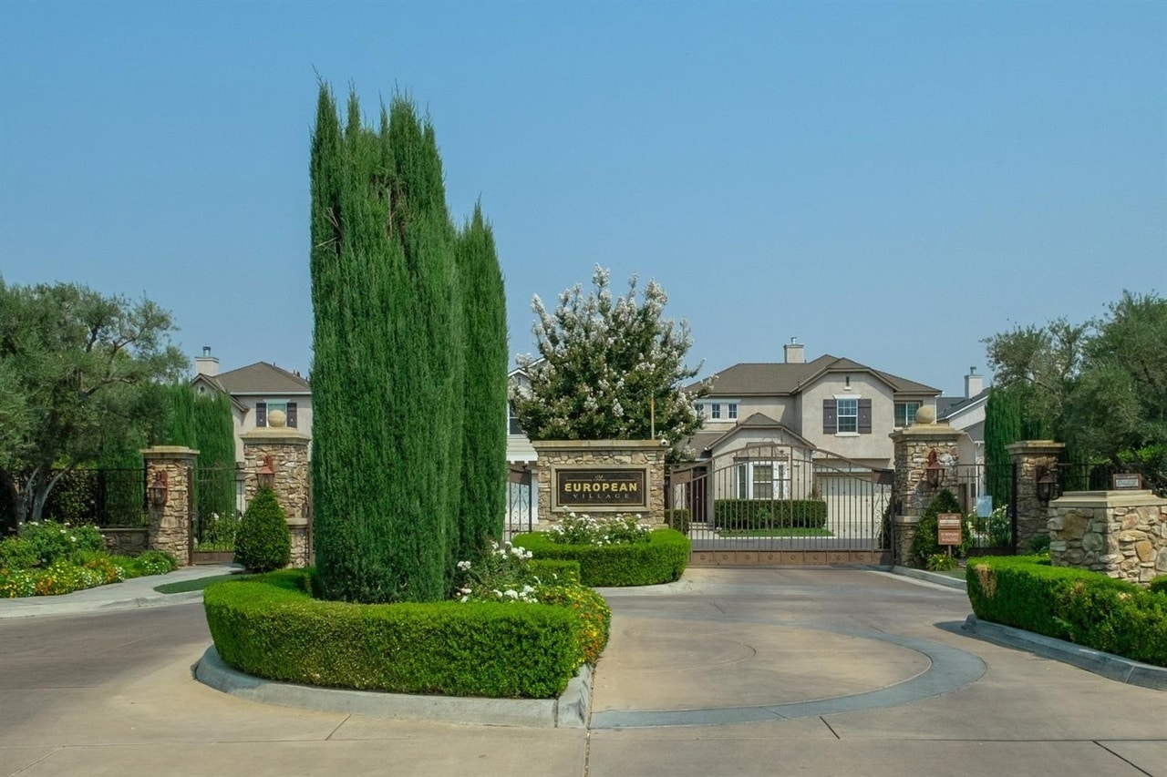 Building Photo - 68 W Bordeaux Ln