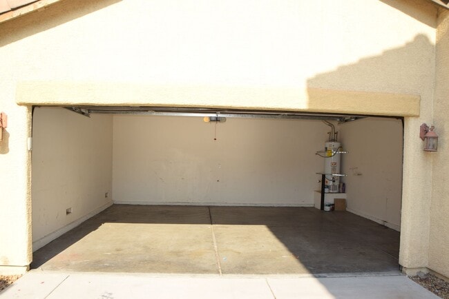 Building Photo - BEAUTIFUL 4 BEDROOM, 2.5 BATH SINGLE-FAMIL...