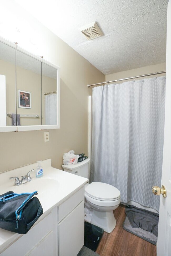 Building Photo - 718 Golfview Dr