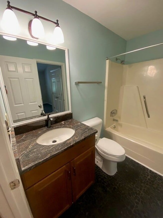 Building Photo - Welcome to this stunning 2-bedroom, 2-bath...