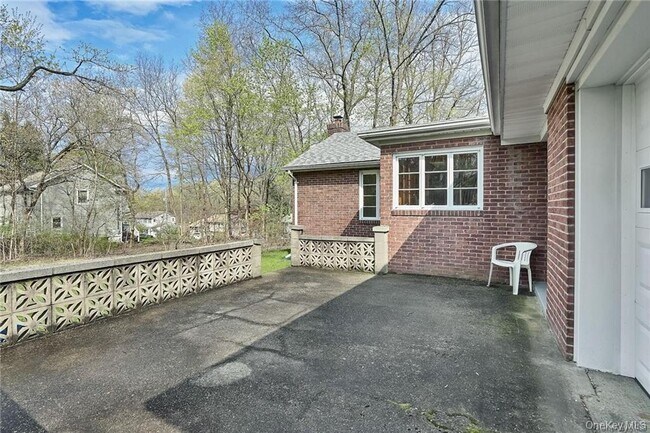Building Photo - 17 Brookside Ave