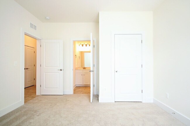 Building Photo - Pet-Friendly Old Trail Townhome With Rooftop Terrace
