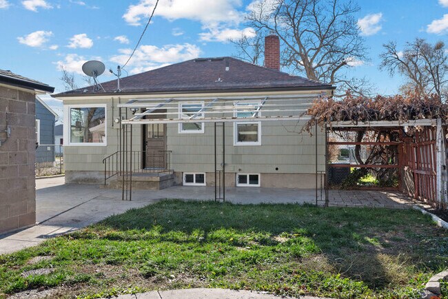 Building Photo - 840 W Montague Ave