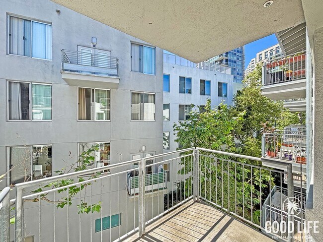 Building Photo - Sleek 1B/1BA Condo in the Heart of Marina District with A/C, In-Unit W/D & Reserved Parking!