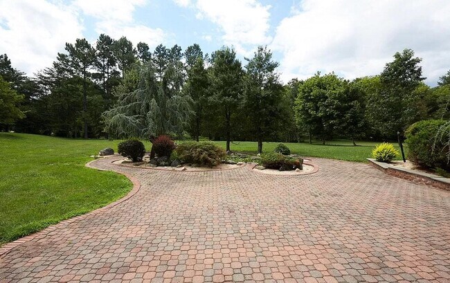 Building Photo - 9 Alloway Ct