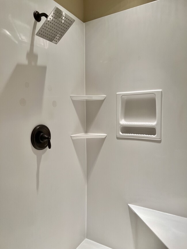 Building Photo - 2000 Croyden Cir