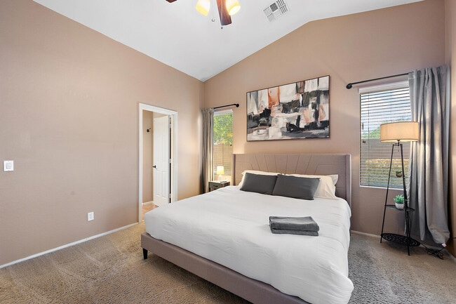 Building Photo - 2949 E Crescent Way