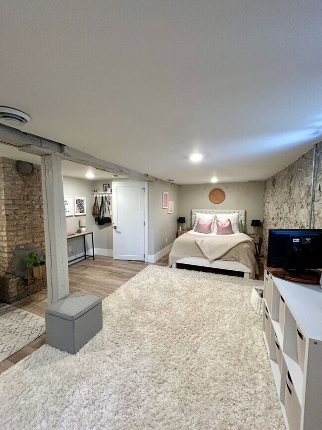 Building Photo - 1719 E 5th St