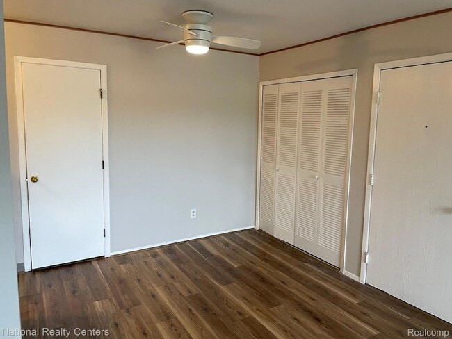 Building Photo - 8719 Meadowbrook Dr
