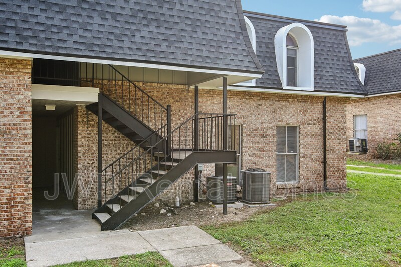 Building Photo - 909 Bert Rd