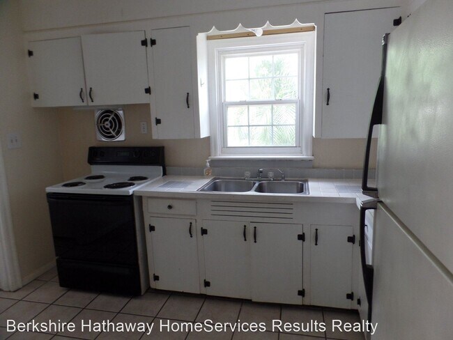 Building Photo - 2 br, 1.5 bath House - 211 E. Kaley Street