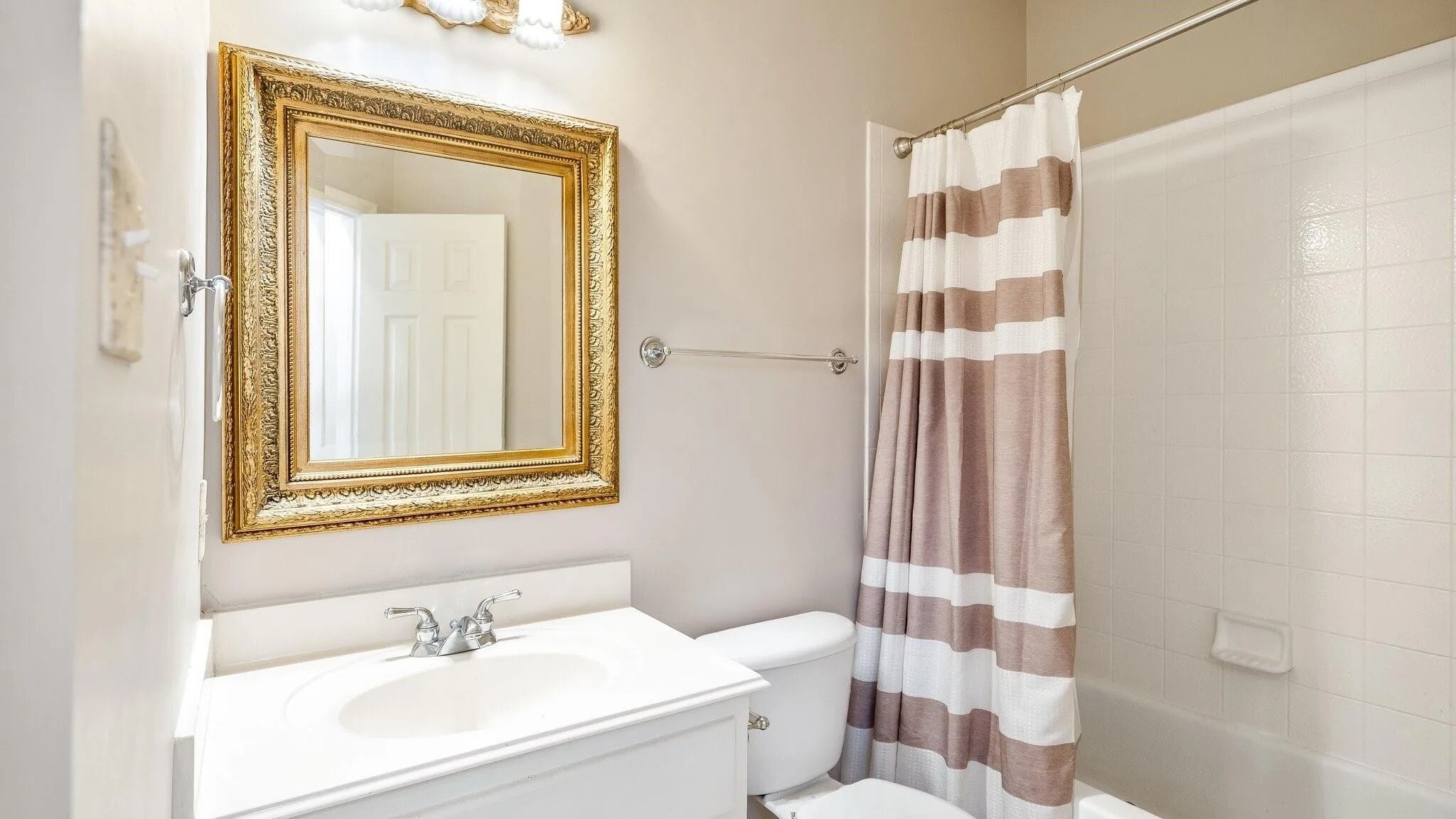 Downstair Secondary Bathroom - 4305 Orchard Gate Ln