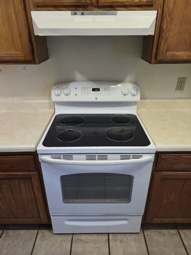 Building Photo - TRIPLEX 2BD/1BA COMING SOON!!! SPACIOUS BACKYARD!!