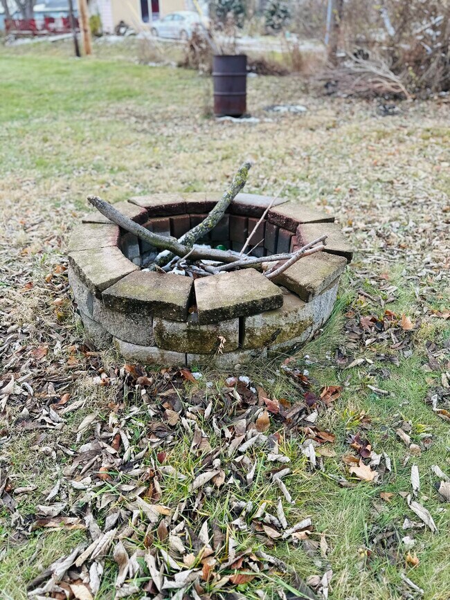 Building Photo - 4927 W Southern Ave