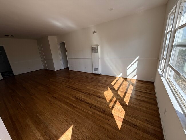 Building Photo - 408 N Doheny Dr