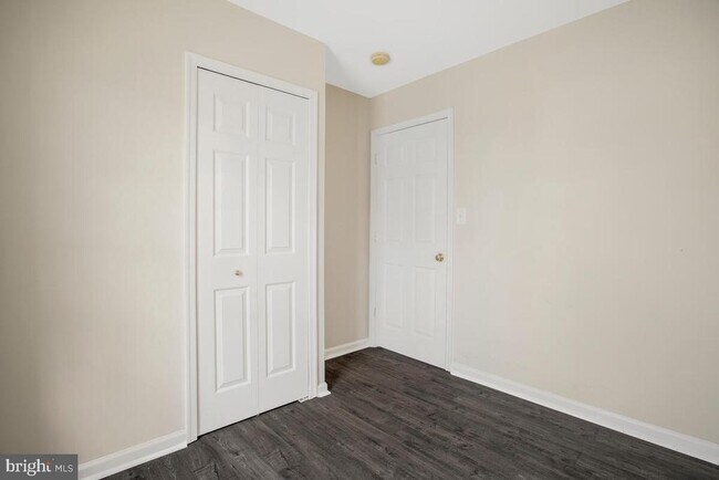 Building Photo - 7641 Fairbrook Rd