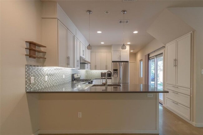 Building Photo - 1702 Forest Hill Dr