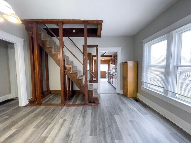 Building Photo - PRELEASING for AUGUST! Close to Campus