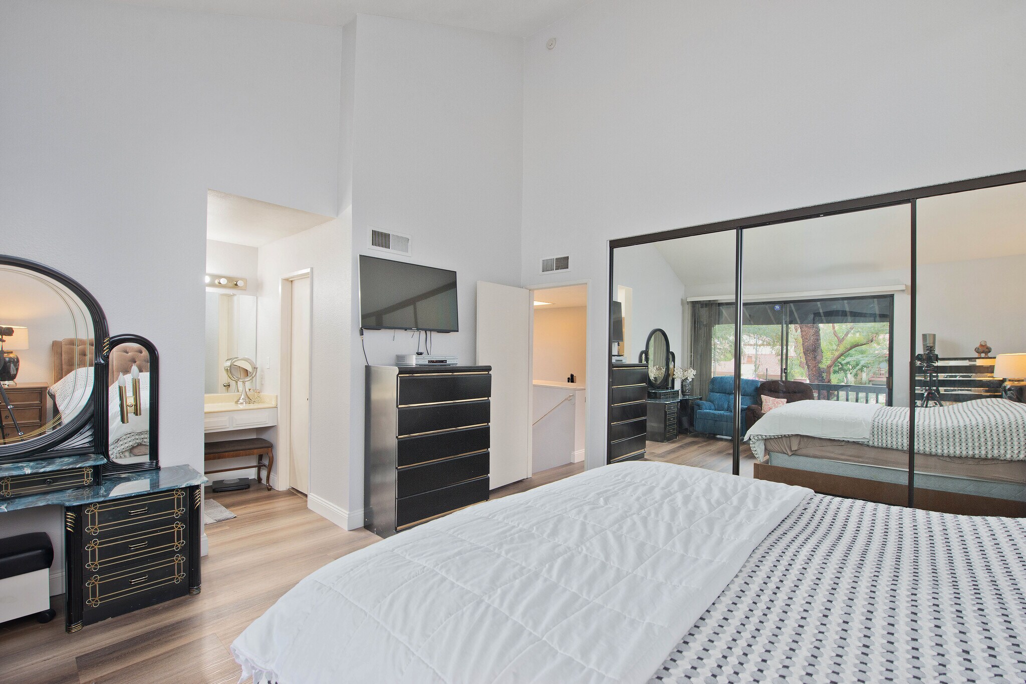 Building Photo - 5711 Owensmouth Ave