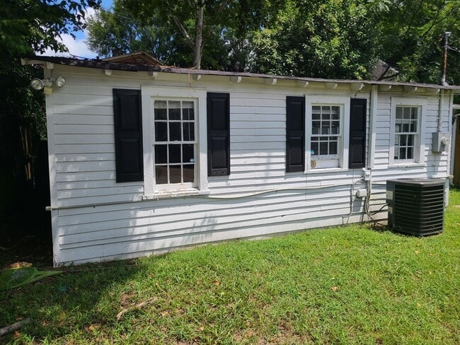 Building Photo - One bedroom/one bath cottage available for...