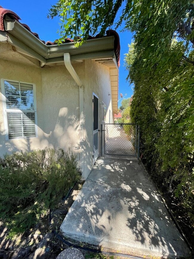 Building Photo - Beautiful 3 Bedroom 2 Bath Single Family H...
