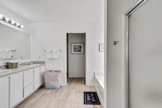 Building Photo - 3033 Classic Dr