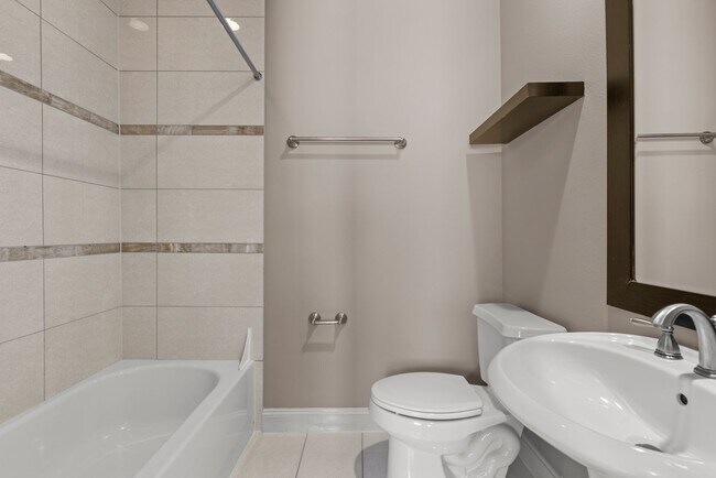 Building Photo - Luxury Townhouse in Fannin Station