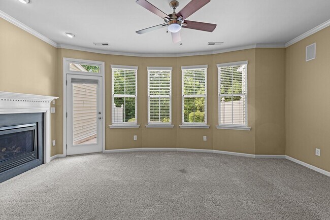 Building Photo - Gorgeous 3 Bedroom Townhome w/ Premium Finishes & Amenities - Pet Friendly!