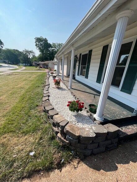 Primary Photo - 1433 Kew Gardens Dr