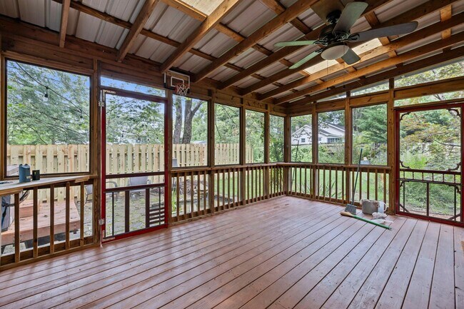 Building Photo - Charming Black Mountain Rental!