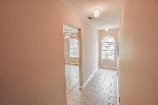 Building Photo - Duplex Available in August!